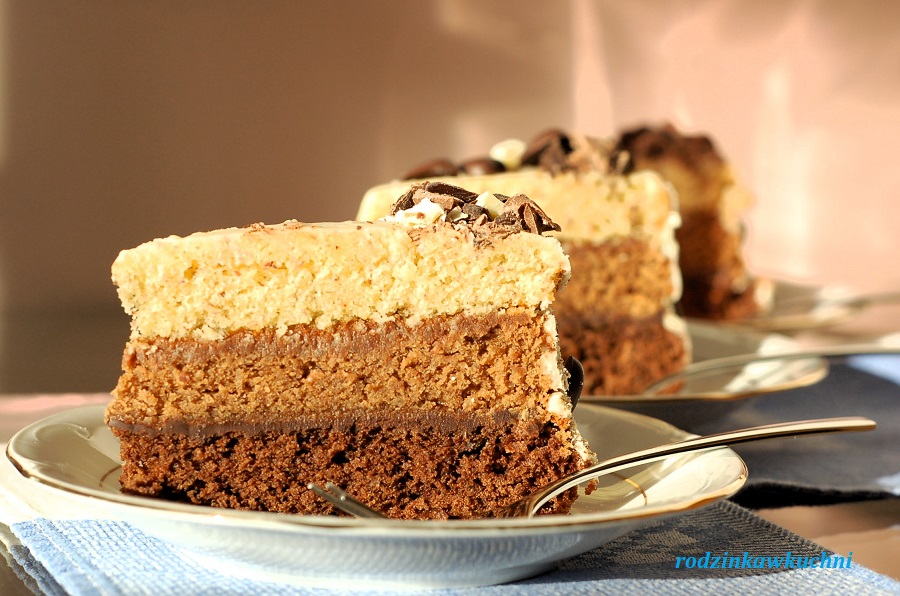 tort czekoladowy z trzech rodzajów czekolad, przekładany warstwami czekolady