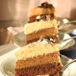 Trójkolorowy tort czekoladowy tort czekoladowy z trzech rodzajów czekolad, przekładany warstwami czekolady