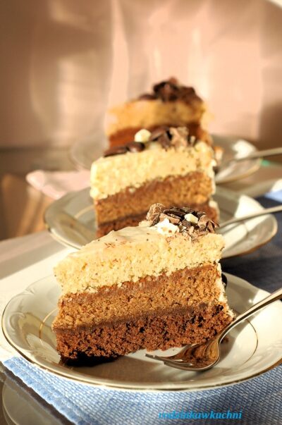 tort czekoladowy z trzech rodzajów czekolad, przekładany warstwami czekolady