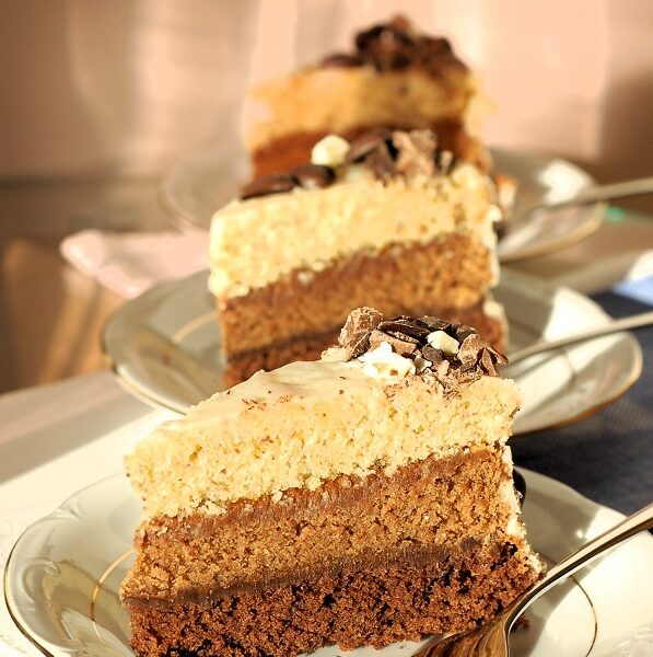 tort czekoladowy z trzech rodzajów czekolad, przekładany warstwami czekolady