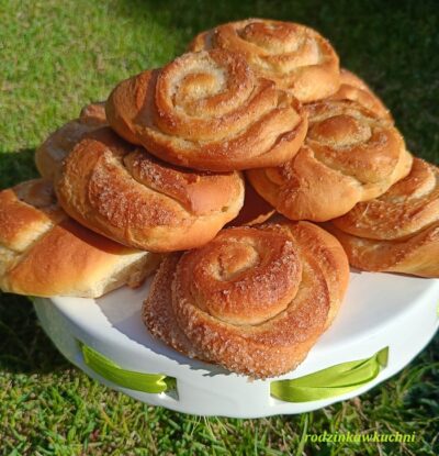drożdżówki z kardamonem
