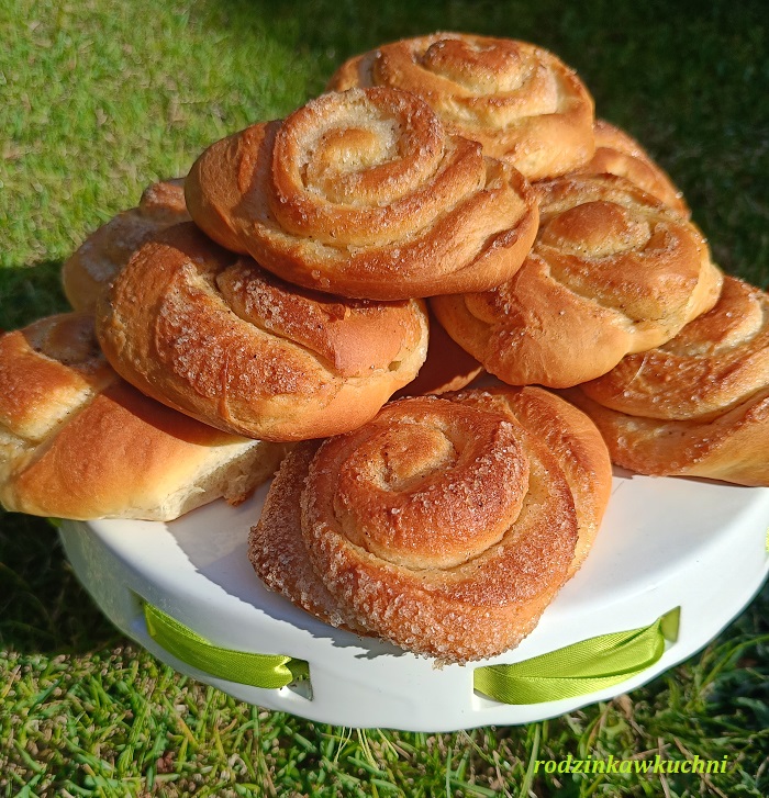 drożdżówki z kardamonem