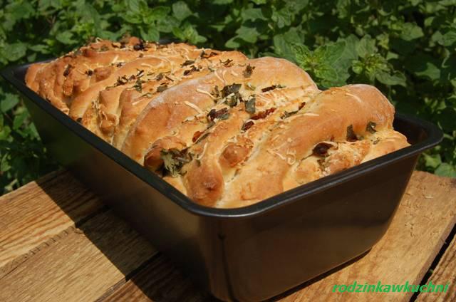 Chlebek pomidorowo-ziołowy na piknik_chleb drożdżowy_wytrawne wypieki_chleb pszenny_dania na piknik