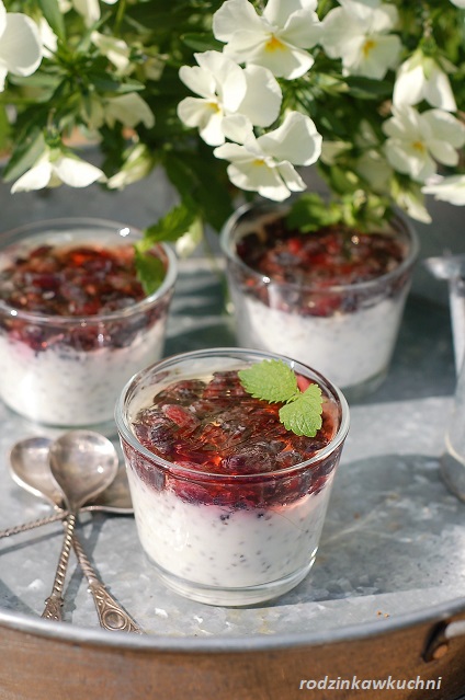 cytrusowy pudding chia z jagodami kamczackimi_zdrowy deser_deser z owocami_deser jogurtowy_deser z galaretką_deser w słoiczku