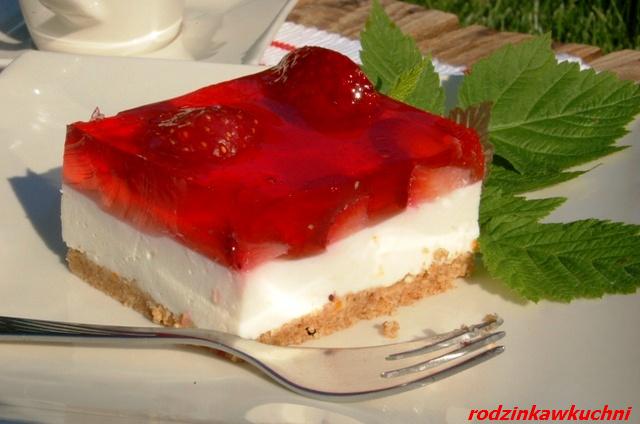 jogurtowiec z truskawkami_ciasto bez pieczenia_ciasto z owocami_ciasto na zimno_ciasto dietetyczne