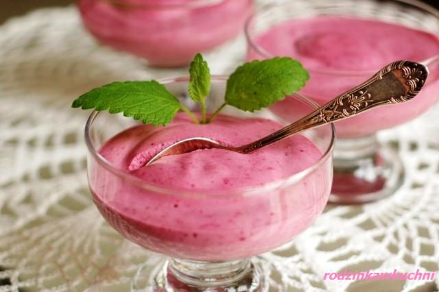 Różowo - pianka jagodowa_mleczna galaretka z owocami_desery_dania dla dzieci