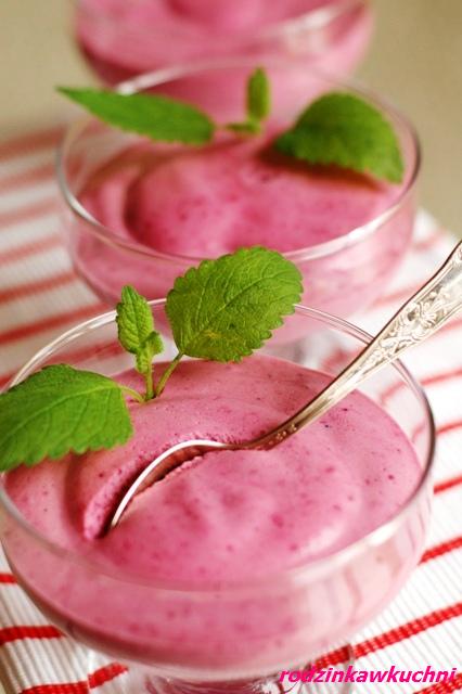 Różowo mi - pianka jagodowa_mleczna galaretka z owocami_desery_dania dla dzieci