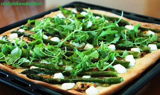 Pizza ze szparagami i rukolą_kuchnia włoska