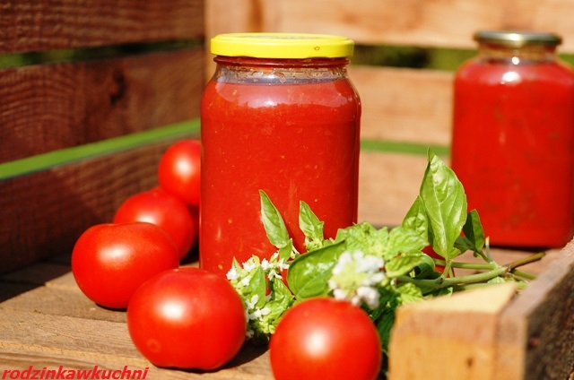 przecier pomidorowy na zimę z ziołami_przetwory z pomidorów_koncentrat pomidorowy