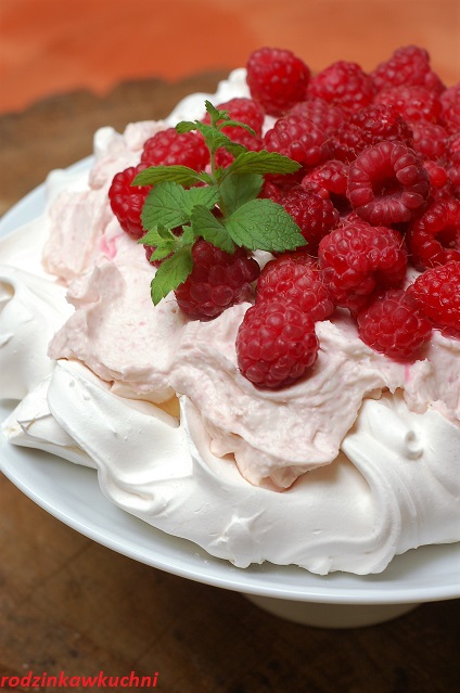 torcik bezowy z kremem różanym i malinami_tort z kremem z płatków róży_tort z kremem mascarpone