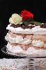 tort bezowo-różany z kremem czekoladowym i malinami_jadalne kwiaty_tort bezowy_krem czekoladowy