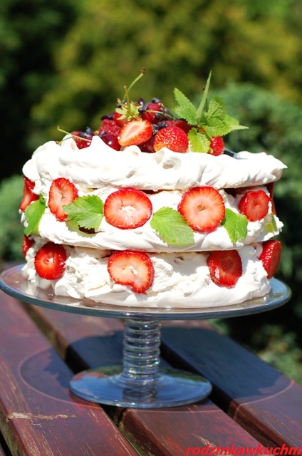 tort bezowy z truskawkiami_tort z owocami i śmietaną_przepisy na przyjęcia latem_wykorzystanie białek