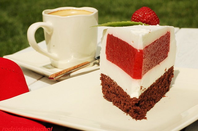 tort jogurtowo-truskawkowy_tort na lato_tort z musem truskawkowym_tort dietetyczny