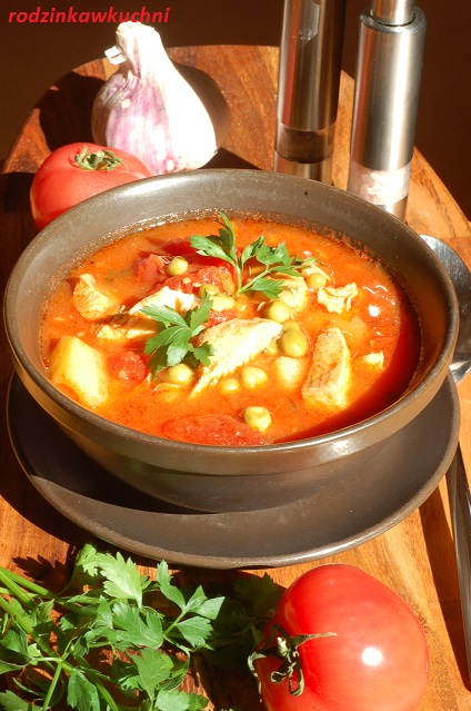 zupa rybna z pomidorami i groszkiem_danie jednogarnkowe_danie rybne_danie fit