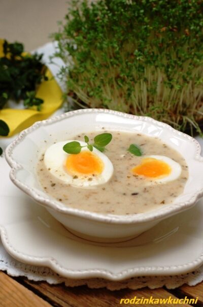 żurek, tradycyjna polska zupa na zakwasie żytnim z jajkami