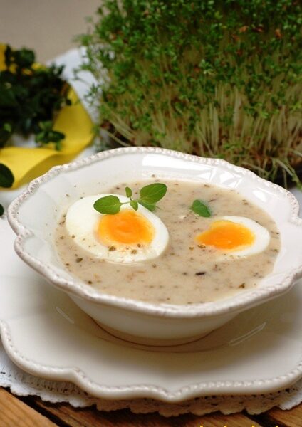 żurek, tradycyjna polska zupa na zakwasie żytnim z jajkami