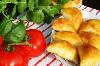 paszteciki krucho-drożdżowe z suszonymi pomidorami, twarogiem i bazylią_pierogi pieczone_finger food_przepisy na piknik